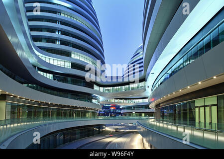 Vista notturna della galassia SOHO sviluppato da SOHO Cina a Pechino in Cina, novembre 2012. SOHO Chinas Galaxy SOHO è un grande sviluppo comprendente un Foto Stock