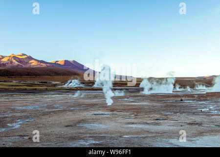 Sunrise a El Tatio geyser campo con tanti geyser, sorgenti calde e associati sinterizzare depositi, importante meta di turismo nel nord del Cile Foto Stock