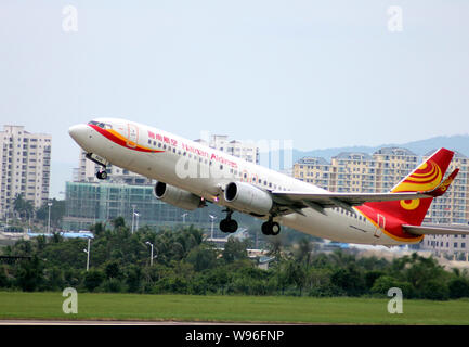 --FILE--un Boeing 737-800 jet di Hainan Airlines decolla presso l'Aeroporto Internazionale di Sanya Phoenix nella città di Sanya, sud Chinas Hainan provincia Foto Stock