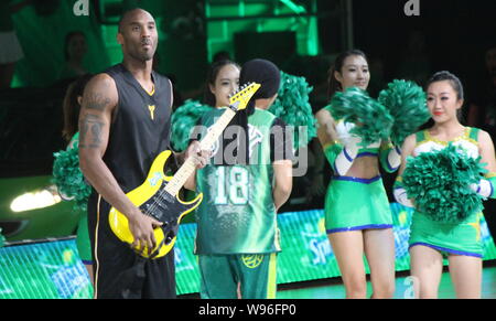 La superstar NBA Kobe Bryant, sinistra, suona la chitarra in una stella mostra di pallacanestro di gioco e la musica di gala in Shanghai, Cina, 18 agosto 2012. Foto Stock
