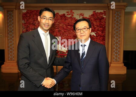 Gao Hucheng, destra, Vice ministro del Commercio cinese, scuote le mani con Philipp Roesler, Ministro federale dell'Economia e della tecnologia e Vice Chanc Foto Stock