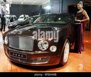 --FILE -- un modello pone con una Bentley Mulsanne durante un'auto show nella città di Nanjing East Chinas provincia dello Jiangsu, 2 ottobre 2011. Il mercato cinese Foto Stock