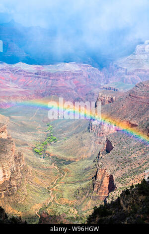 Rainbow sopra il Grand Canyon in Arizona, Stati Uniti d'America Foto Stock