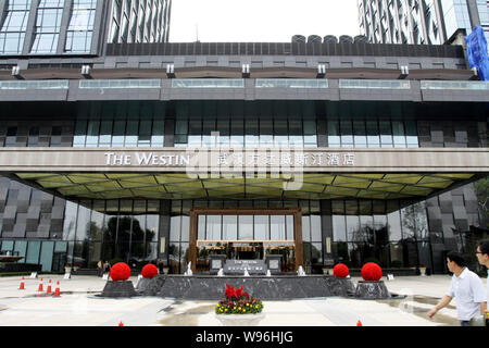 --FILE--pedoni a piedi passato al Westin di Wuchang di Wuhan hotel nella città Wuchan, porcellane centrale provincia di Hubei, 30 luglio 2011. Starwood Hotels & Resorts Foto Stock