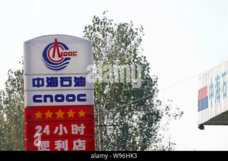 --FILE--Vista di una stazione di rifornimento di CNOOC (China National Offshore Oil Corporation) in Huaxian county, Anyang City, porcellane centrale provincia di Henan, 25 ott Foto Stock