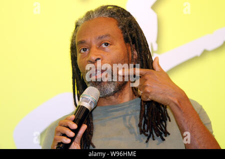 Vocalist americano Bobby McFerrin è raffigurato nel corso di una conferenza stampa a Taipei, Taiwan, 25 febbraio 2012. Foto Stock