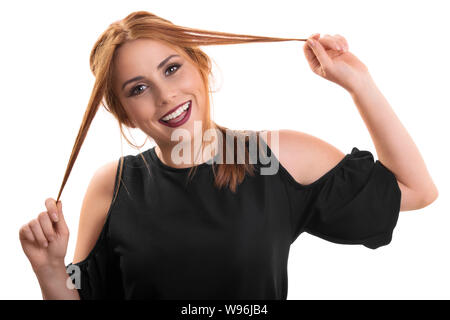 Un ritratto di un bel giovane sorridente ragazza che gioca con i suoi capelli, isolato su sfondo bianco. Foto Stock