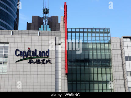 --File--Vista del Raffles City building che è sviluppato da CapitaLand in Cina a Shanghai, 24 luglio 2010. CapitaLand Cina, un affiliato di cantare Foto Stock