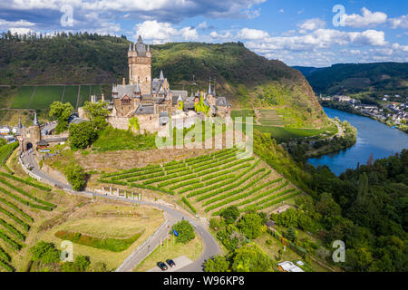 Cochem Castello Imperiale, sul Reichsburg Cochem, ricostruita in stile gotico in stile Revival protegge la storica cittadina di Cochem sulla riva sinistra del fiume Moselle e C Foto Stock