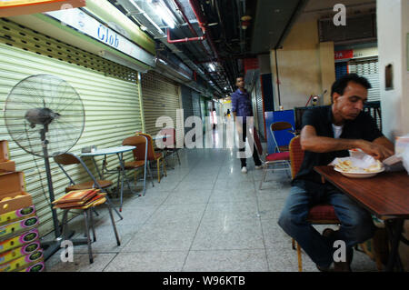 Un indiano uomo mangia il cibo in Chungking Mansions di Hong Kong, Cina, 1 luglio 2012. Chinas Consiglio di Stato, o l'armadio, annunciato a fine giugno misurare Foto Stock