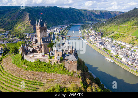 Cochem Castello Imperiale, sul Reichsburg Cochem, ricostruita in stile gotico in stile Revival protegge la storica cittadina di Cochem sulla riva sinistra del fiume Moselle e C Foto Stock