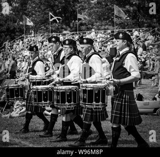 Fergus, Ontario, Canada - 08 11 2018: tamburini della Durham Regionale Polizia Pifferi e Tamburi band che partecipano al Pipe Band concorso organizzato da Piper Foto Stock