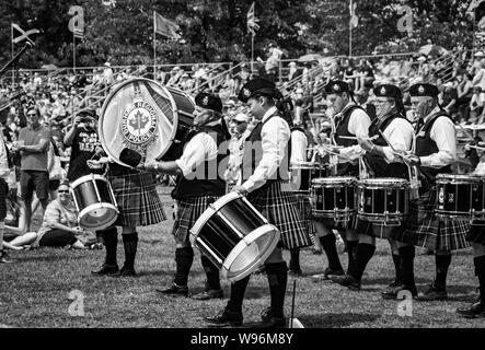 Fergus, Ontario, Canada - 08 11 2018: tamburini della Durham Regionale Polizia Pifferi e Tamburi band che partecipano al Pipe Band concorso organizzato da Piper Foto Stock