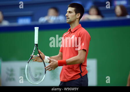 Novak Djokovic di Serbia svolge la sua racchetta come egli compete contro Grigor Dimitrov di Bulgaria nella loro seconda partita del mens singles durante th Foto Stock