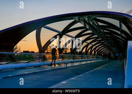Pedoni, ciclisti, solo ponte di pace, il Fiume Bow, Calgary, Alberta, Canada Foto Stock