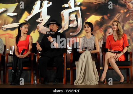 (Da sinistra) attrice cinese Zhang Lanxin, Hong Kong kungfu superstar Jackie Chan, attrice cinese Yao Xingtong e attrice francese Laure Weissbecker a Foto Stock