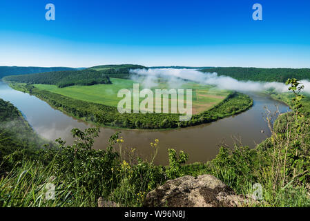 Dnister paesaggio fluviale a Ternopil regione dell'Ucraina occidentale. Idillyc vista da sopra al mattino. Panorama Foto Stock