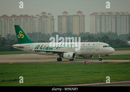 --File--un piano di compagnie aeree a molla è raffigurato presso l'Aeroporto Internazionale di Sanya Phoenix nella città di Sanya, sud Chinas Hainan provincia, 3 ottobre 2011. Foto Stock