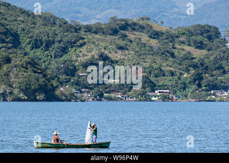 I pescatori usano un cast net presso il lago in Catemaco Catemaco, Veracruz, Messico. La tropicale lago di acqua dolce al centro della Sierra de Los Tuxtlas, è una destinazione turistica popolare e conosciuto per libera compresa scimmie, la foresta pluviale sfondo e streghe messicano noto come Brujos. Foto Stock