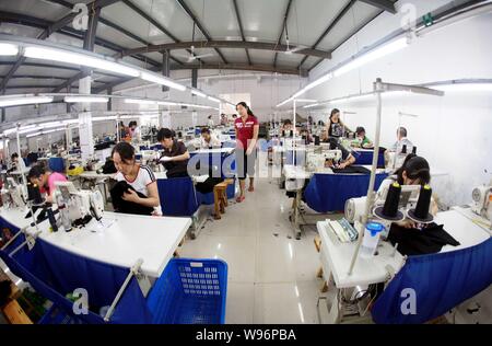 Vista interna di un panno-making fabbrica nella città di Huaibei, est Chinas provincia di Anhui, 6 luglio 2012. Cinese aziende tessili continuerà ad affrontare chall Foto Stock