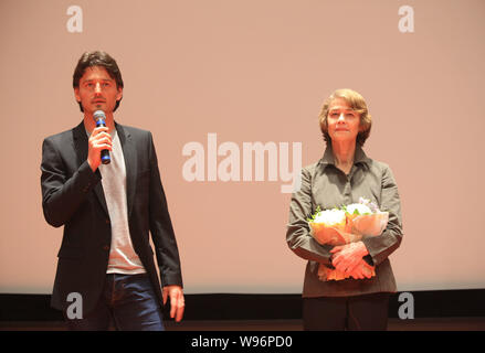 British attrice Charlotte Rampling e direttore Barnaby Southcombe partecipare alla conferenza stampa per il loro film, ho Anna, durante la XV Shanghai Inter Foto Stock