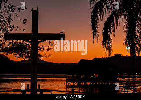 Tramonto sul lago in Catemaco Catemaco, Veracruz, Messico. La tropicale lago di acqua dolce al centro della Sierra de Los Tuxtlas, è una destinazione turistica popolare e conosciuto per libera compresa scimmie, la foresta pluviale sfondo e streghe messicano noto come Brujos. Foto Stock