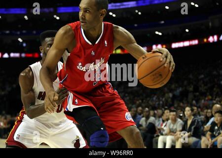 Grant Hill del Los Angeles Clippers, anteriore, sfide di un giocatore dei Miami Heat durante il loro secondo incontro della loro NBA Giochi di Cina a Shanghai, C Foto Stock