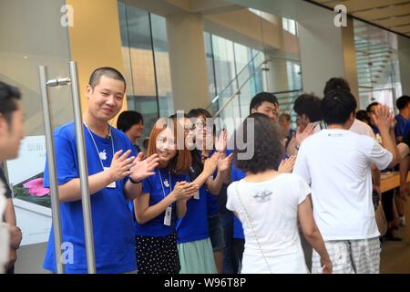 I clienti sono accolti dal personale Cinese presso un negozio Apple Store in Cina, 20 luglio 2012. Le mele più recente modello di iPad è andato in vendita tranquillamente il venerdì ( Foto Stock