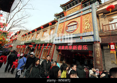 --FILE--Diners in coda fino al di fuori di un Quanjude Roast Duck Restaurant a Pechino in Cina, 27 gennaio 2012. Quanjude, uno dei più famosi di Arrosto di Pechino d Foto Stock