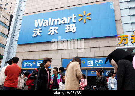 --FILE--pedoni a piedi passato un supermercato Walmart a Qingdao City East Chinas provincia di Shandong, 29 ottobre 2011. Wal-Mart Stores Inc., il mondo Foto Stock