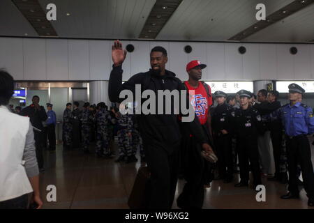 Lamar Odom del Los Angeles Clippers, destra, passeggiate attraverso l'Aeroporto Internazionale Capital di Pechino dopo che arrivano con i tuoi compagni di squadra per iniziare il firs Foto Stock