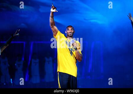 La superstar NBA Kobe Bryant onde ai tifosi durante il suo tour in Cina nella città di Guangzhou, sud Chinas nella provincia di Guangdong, 17 agosto 2012. Foto Stock