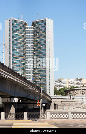 Mosca. Agosto 2018. Ponte sul fiume di Mosca a Novy Arbat street. L'edificio del Consiglio di mutua assistenza economica. Foto Stock