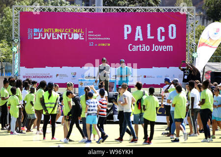 Lisbona, Portogallo. 12 Ago, 2019. Le persone che frequentano le attività durante la giornata internazionale della gioventù a Jamor National Sports Center a Lisbona, in Portogallo, il 12 agosto, 2019. Le Nazioni Unite ha impostato il tema "trasformando l'istruzione " per la commemorazione della giornata internazionale della Gioventù 2019. Credito: Pedro Fiuza/Xinhua Foto Stock