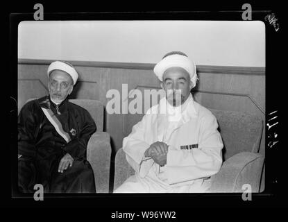 Amman. Ventiquattresimo anniversario della Rivolta Araba sotto il re Hussein & Lawrence, celebrazione sett. 11, 1940. Sua Altezza l'emiro Abdullah & Sheikh Abdullah Siraf un notevole Hafai Ministro della Giustizia & Educazione, (ex Primo Ministro) seduti nella sala di ricevimento in attesa di ricevere il residente britannico, ecc. Foto Stock