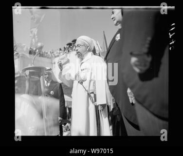 Amman. Ventiquattresimo anniversario della Rivolta Araba sotto il re Hussein & Lawrence, celebrazione sett. 11, 1940. H.H. Emiro offrendo il suo discorso davanti al microfono Foto Stock