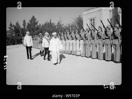 Amman. Ventiquattresimo anniversario della Rivolta Araba sotto il re Hussein & Lawrence, celebrazione sett. 11, 1940. L'Emiro di ispezionare la Guardia d'Onore Foto Stock