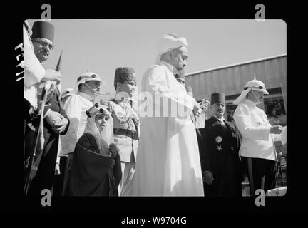 Amman. Ventiquattresimo anniversario della Rivolta Araba sotto il re Hussein & Lawrence, celebrazione sett. 11, 1940. L'Emiro circa per decorare ufficiale della legione araba Foto Stock