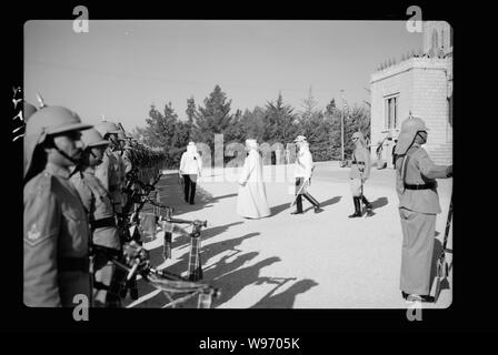 Amman. Ventiquattresimo anniversario della Rivolta Araba sotto il re Hussein & Lawrence, celebrazione sett. 11, 1940. L'Emiro di ispezionare la Guardia d'Onore Foto Stock