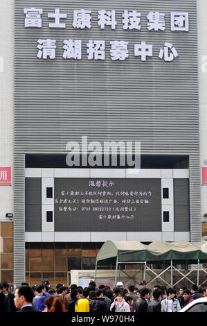 La Folla di cinesi in cerca di lavoro in coda fino al di fuori della fabbrica di Foxconn a Shenzhen, sud Chinas nella provincia di Guangdong, 13 febbraio 2012. Foxconn, Taiw Foto Stock