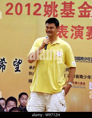 Pensionato cinese superstar di basket Yao Ming parla durante la mostra il gioco del basket stagione della Fondazione Yao speranza la scuola primaria in L Foto Stock