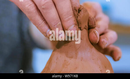 Maschio professionale potter rendendo Caraffa in ceramica Foto Stock