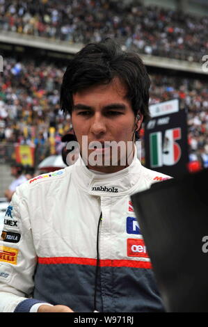 Mexican F1 driver Sergio Perez della Sauber F1 Team è raffigurato durante il Gran Premio di Cina a Shanghai, Cina, 15 aprile 2012. Dopo aver tenuto la Foto Stock