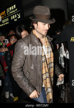 Attore americano Ian Somerhalder, anteriore, arriva in corrispondenza dell'Aeroporto Internazionale di Shanghai Pudong di Shanghai, Cina, 27 dicembre 2012. Attrice canadese N Foto Stock