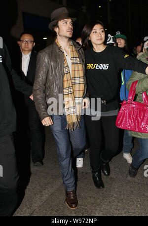 Attore americano Ian Somerhalder, centro arriva presso l'Aeroporto Internazionale di Shanghai Pudong di Shanghai, Cina, 27 dicembre 2012. Attrice canadese Foto Stock