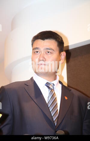 Pensionato cinese superstar di basket Yao Ming assiste ad una cerimonia di firma per la cooperazione tra le Olimpiadi speciali e di lusso italiano iscritto instr Foto Stock