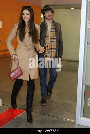 Attrice canadese Nina Dobrev, sinistra e lei usa attore fidanzato Ian Somerhalder arrivano presso l'Aeroporto Internazionale di Shanghai Pudong di Shanghai, mento Foto Stock