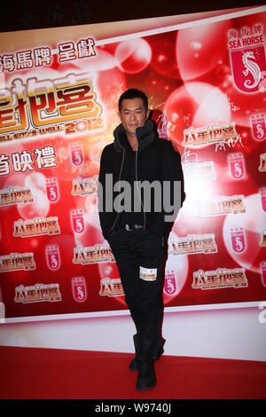 Hong Kong attore e cantante Louis Koo Tin Lok pone durante una cerimonia di Premiere per il nuovo film, Alls ben finisce bene 2012, a Hong Kong, Cina, 15 gen Foto Stock