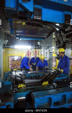 --File--lavoratori cinesi assemblare parti di automobili in una fabbrica di Nanchang City, a sud-est Chinas provincia di Jiangxi, 9 settembre 2011. Foto Stock