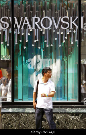 --FILE--A passeggiate a piedi passato la Swarovski Crystal Palace al Fairmont Peace Hotel a Shanghai in Cina, 13 agosto 2010. Cinese business online Foto Stock